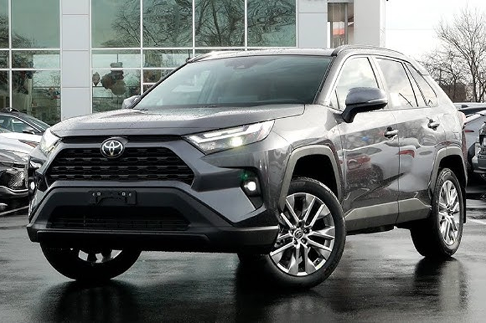 Toyota RAV4 XLE - Silver SUV